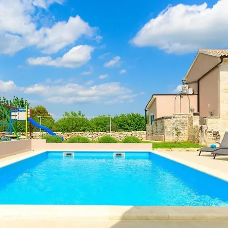 Villa San Comfortable Holiday Svetvincenat